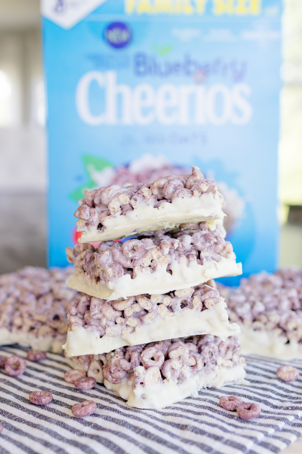 Blueberry Cheerios Cereal Bars | Homemade cereal bars | blueberry cheerios | marshmallow cereal treats