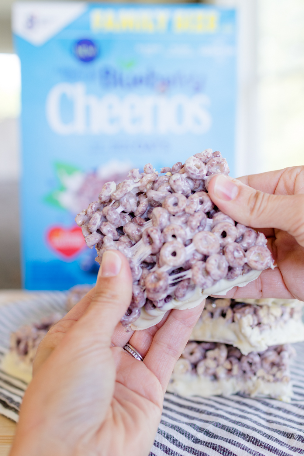 Blueberry Cheerios Marshmallow bars | cereal bars | kid friendly recipes 