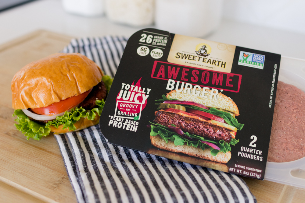 Sweet Earth Awesome Burger review | Pumps and Push-Ups | Plant Based Meals | Easy Plant Based Meals | #ad 