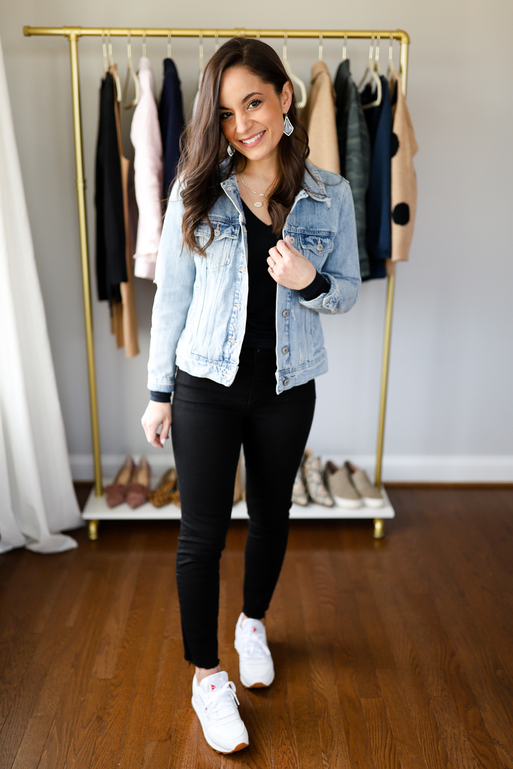 White sneakers and jeans outfit sale