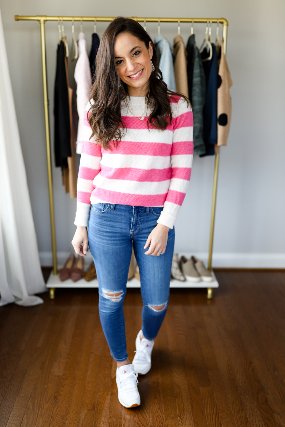 white sneakers and jeans outfit