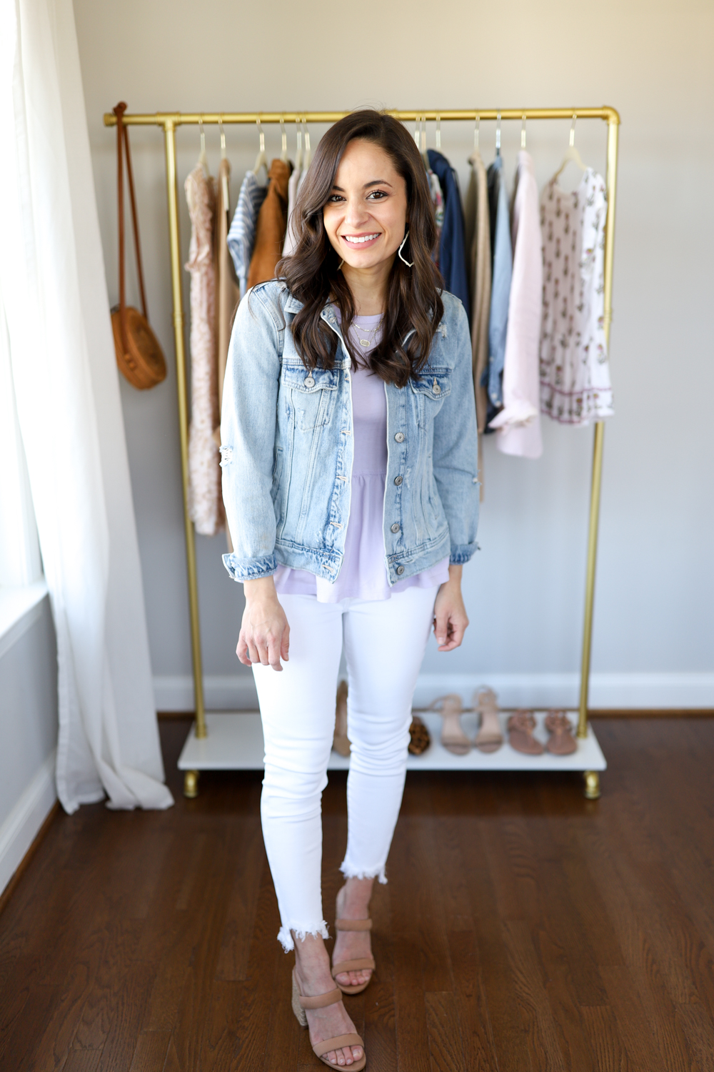 outfits with light jean jacket