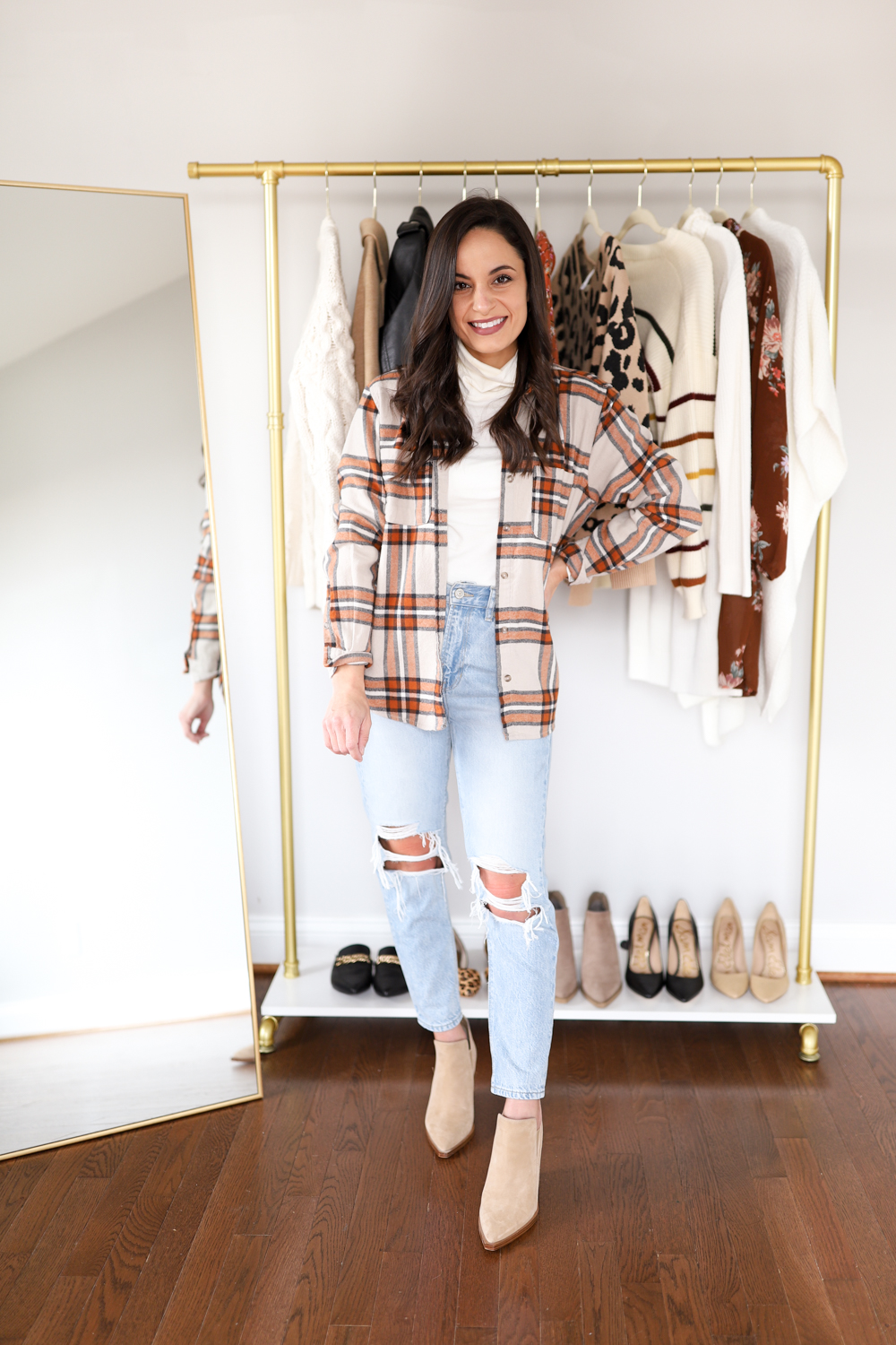 4 Fall Mom Jeans Outfits - Petite Style