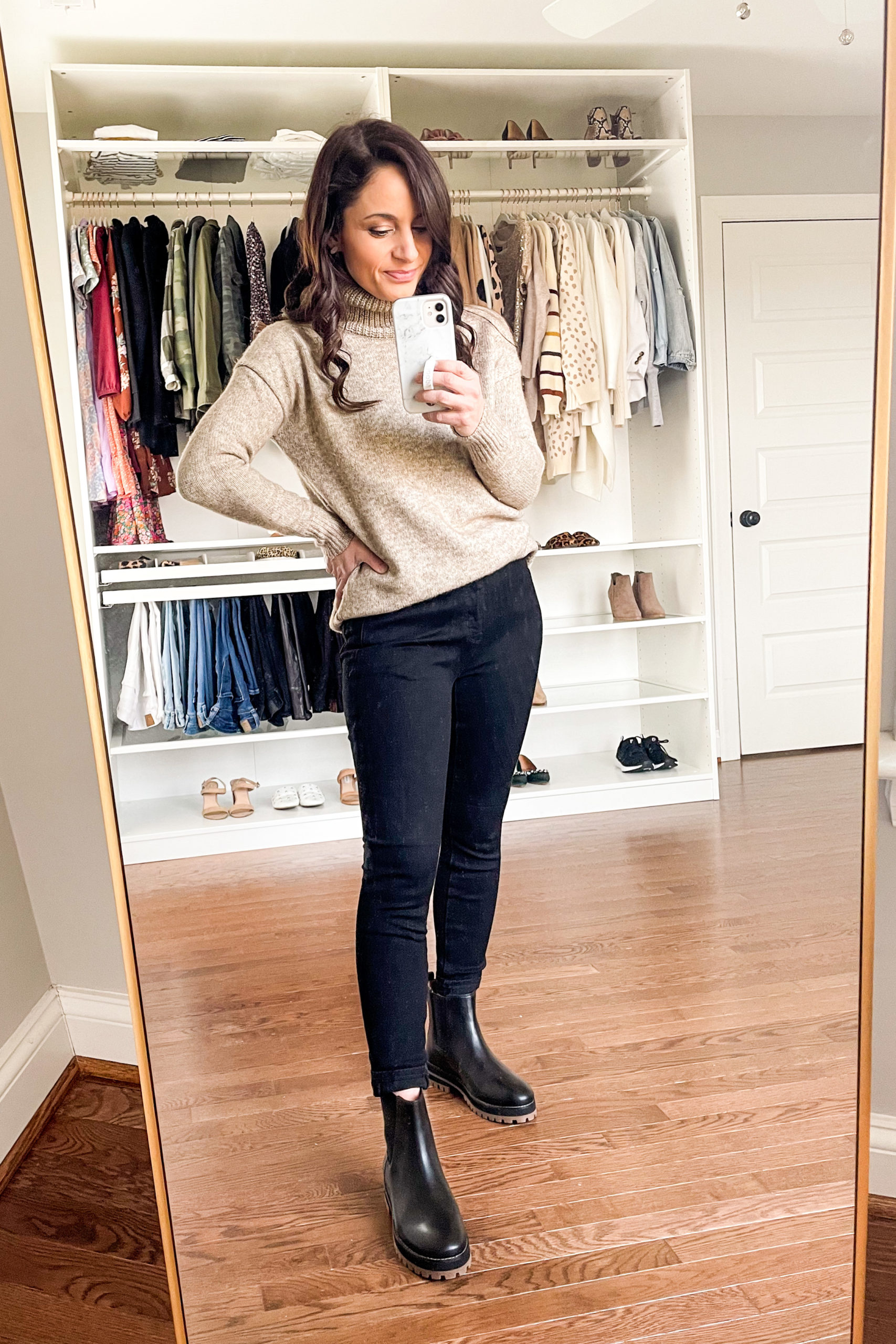 black jeans and chelsea boots outfit for winter | 10 items 20 outfits | capsule wardrobe | petite fashion 
