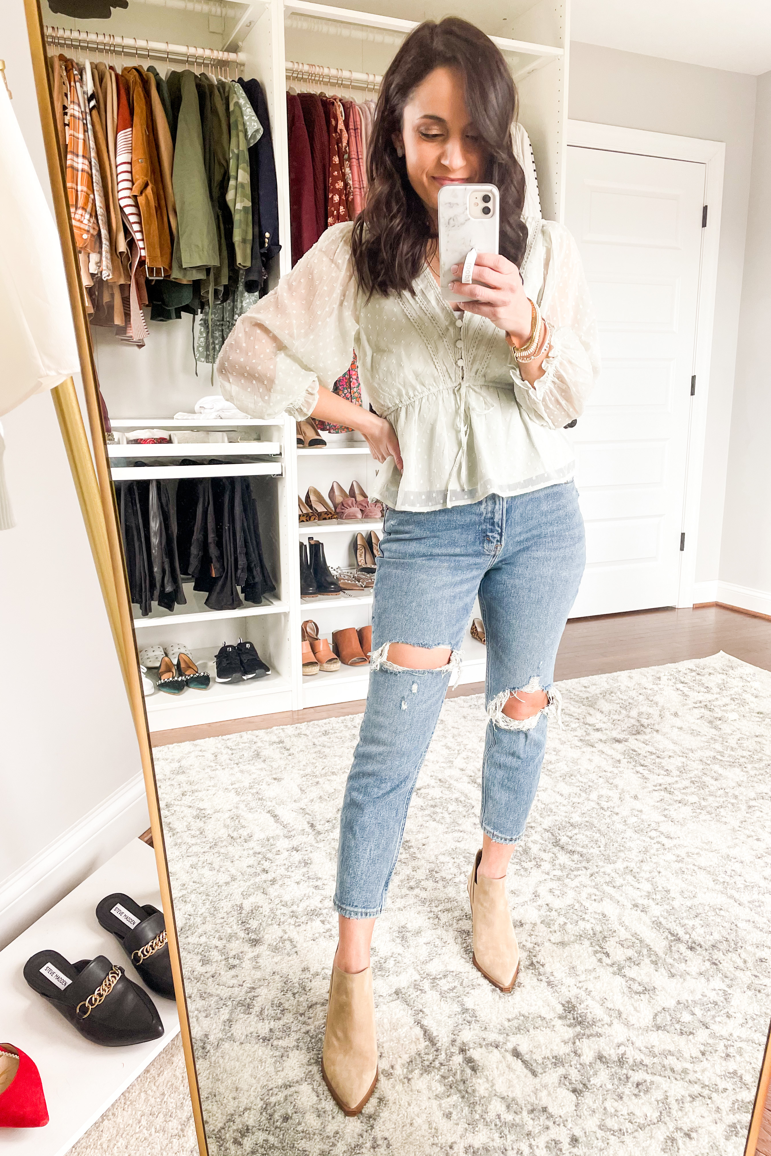 Mom jeans outfit for petite women via pumps and push-ups blog | mom jeans outfits | petite blogger | petite style | spring outfits 