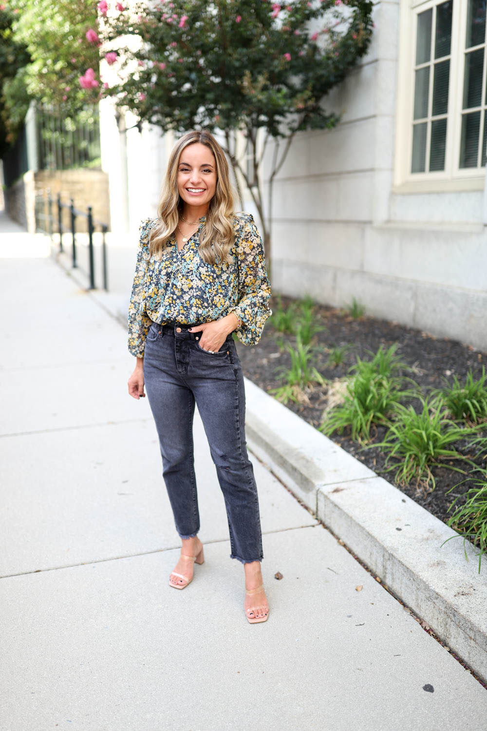 Petite friendly one week of outfits with LOFT petites | petite friendly outfits | black jeans outfits | charcoal jeans outfits 