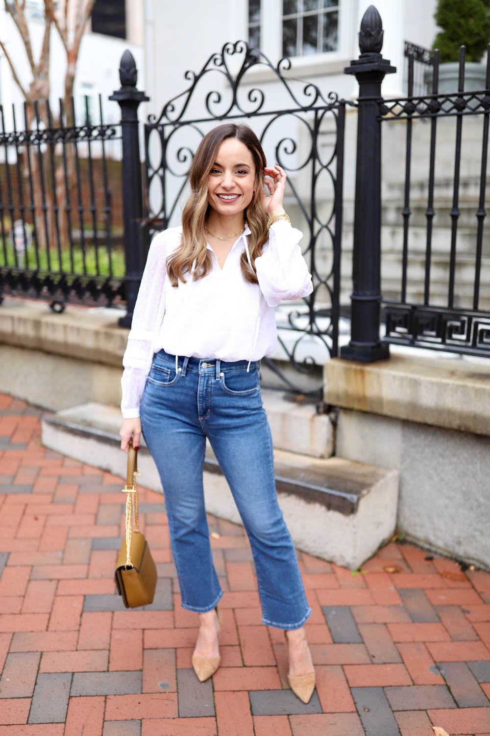 Outfit With Cropped Flare Jeans And Ankle Boots