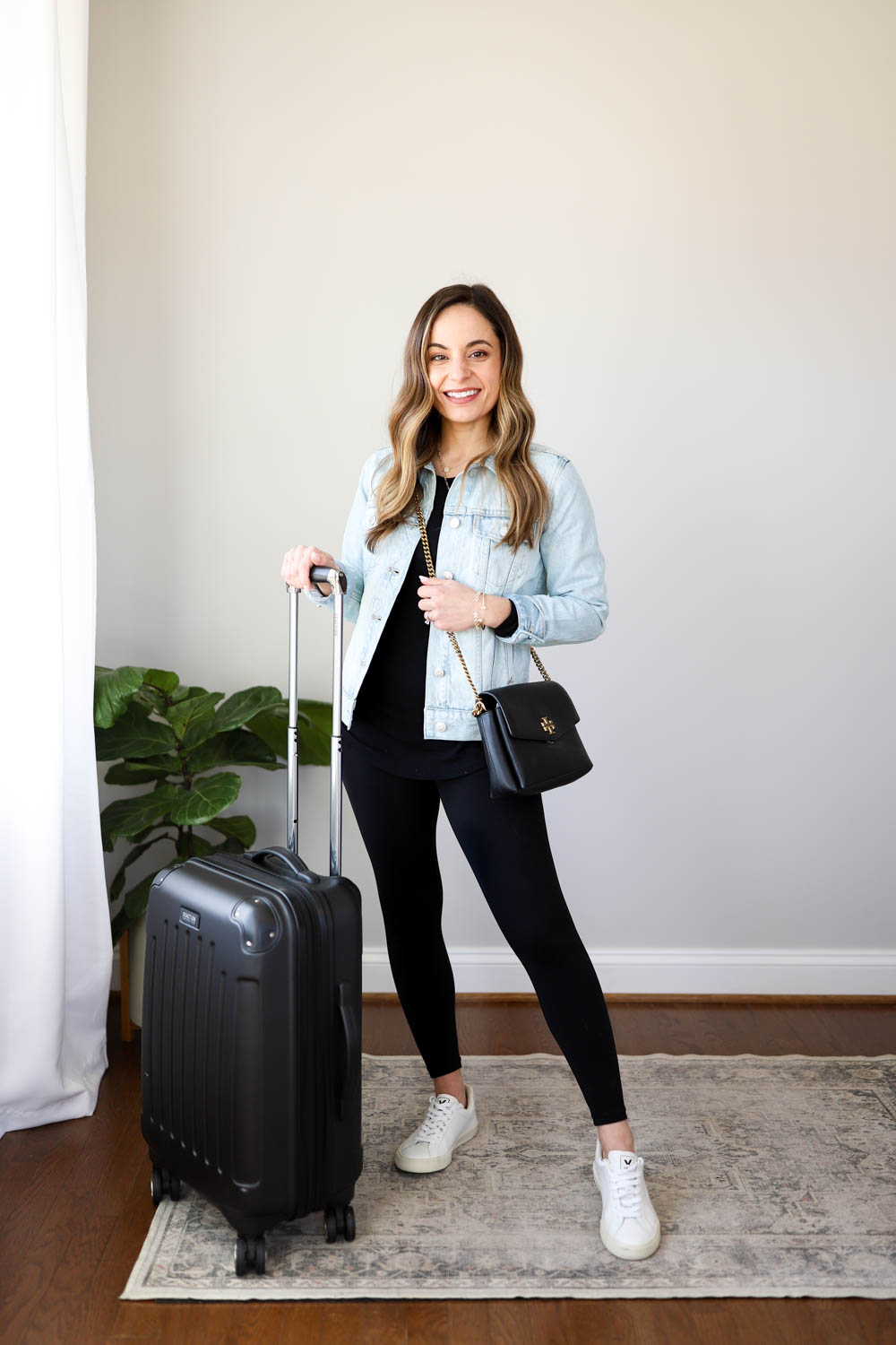 10 Summer Airplane Travel Outfit Ideas