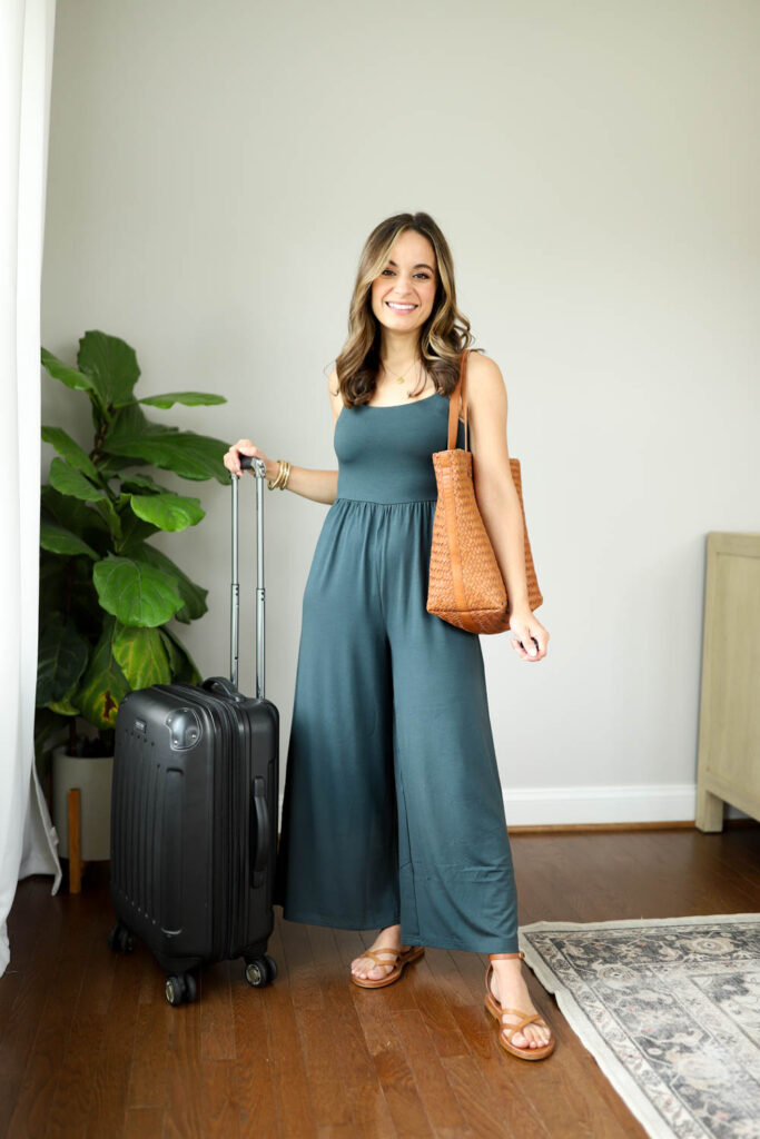 Travel Outfit Summer  Comfortable travel outfit, Stylish outfits, Chic travel  outfit