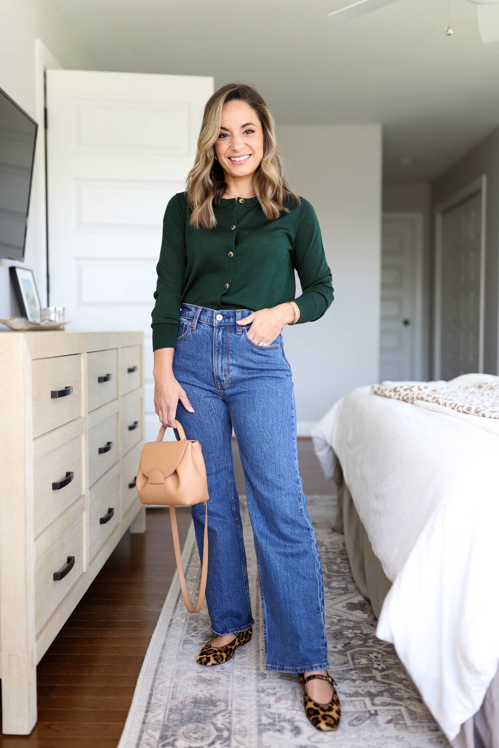 Ways to wear wide-leg jeans for petites via pumps and push-ups blog | petite friendly outfits | denim outfits for fall | petite style 