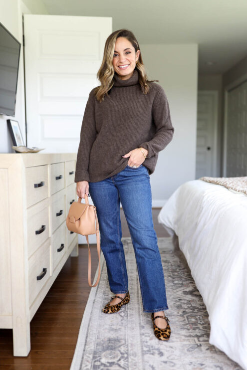 Straight jeans shoe pairings for fall 2023 | petite friendly jeans | fall capsule wardrobe series pumps and push-ups blog | mary jane flats outfit