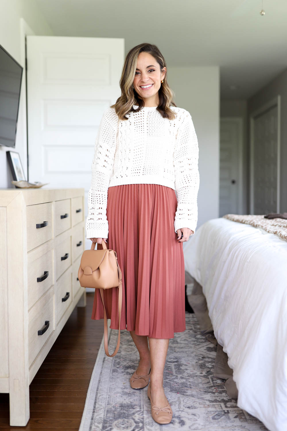 Pleated skirt.  How to wear pleated skirt, Pleated midi skirt, Simple  outfits