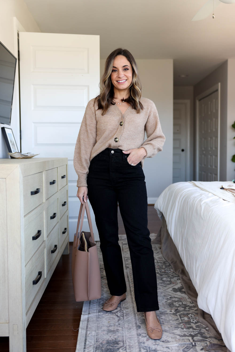 Outfit ideas for work with black jeans via pumps and push-ups blog | petite friendly outfits | black jeans outfits | smart casual outfits 
