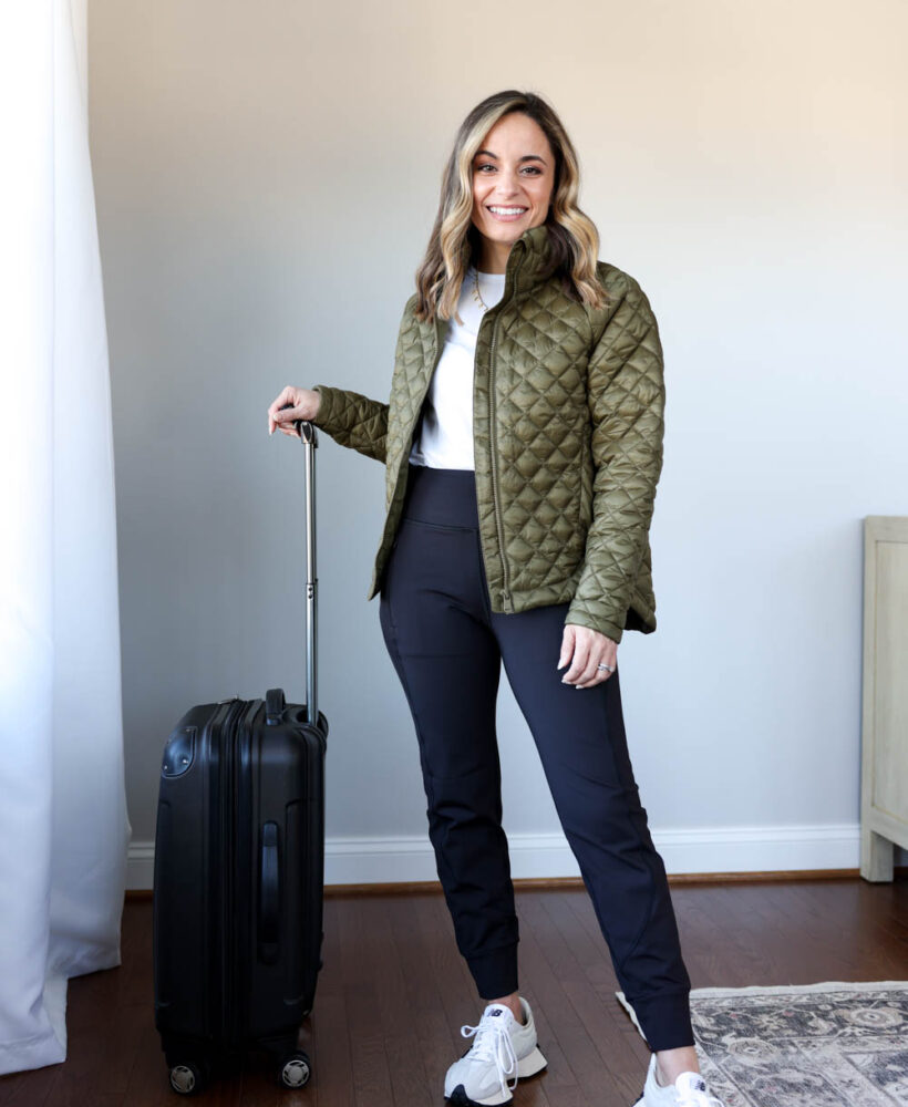 Petite-friendly travel outfits via pumps and push-ups blog | activewear outfits | petite style | petite fashion