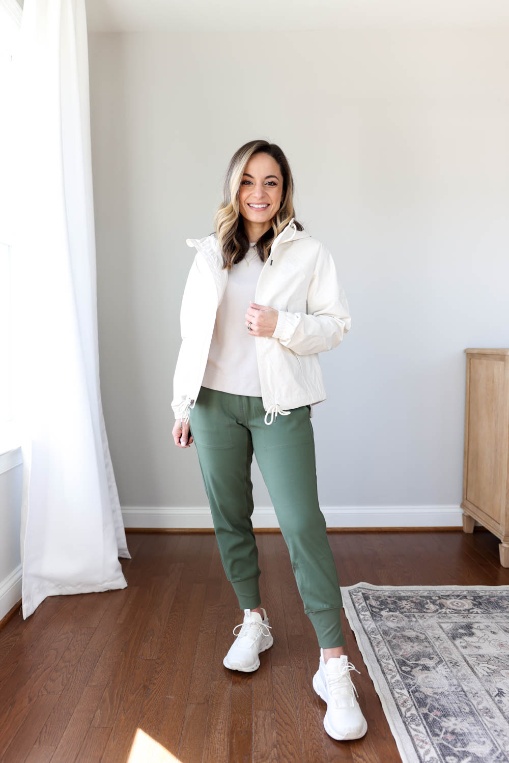 Petite-friendly activewear via pumps and push-ups blog | petite style | petite fashion | casual outfits | joggers outfits 