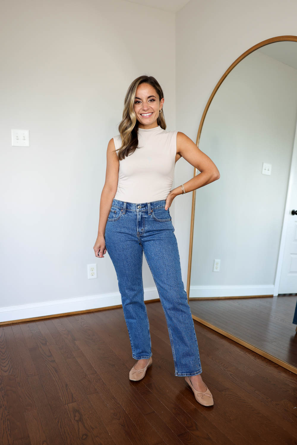 Petite-friendly jeans guide | no-hem jeans for petites | petite style | petite fashion | straight jeans | mid-rise jeans | petite-friendly jeans shopping guide