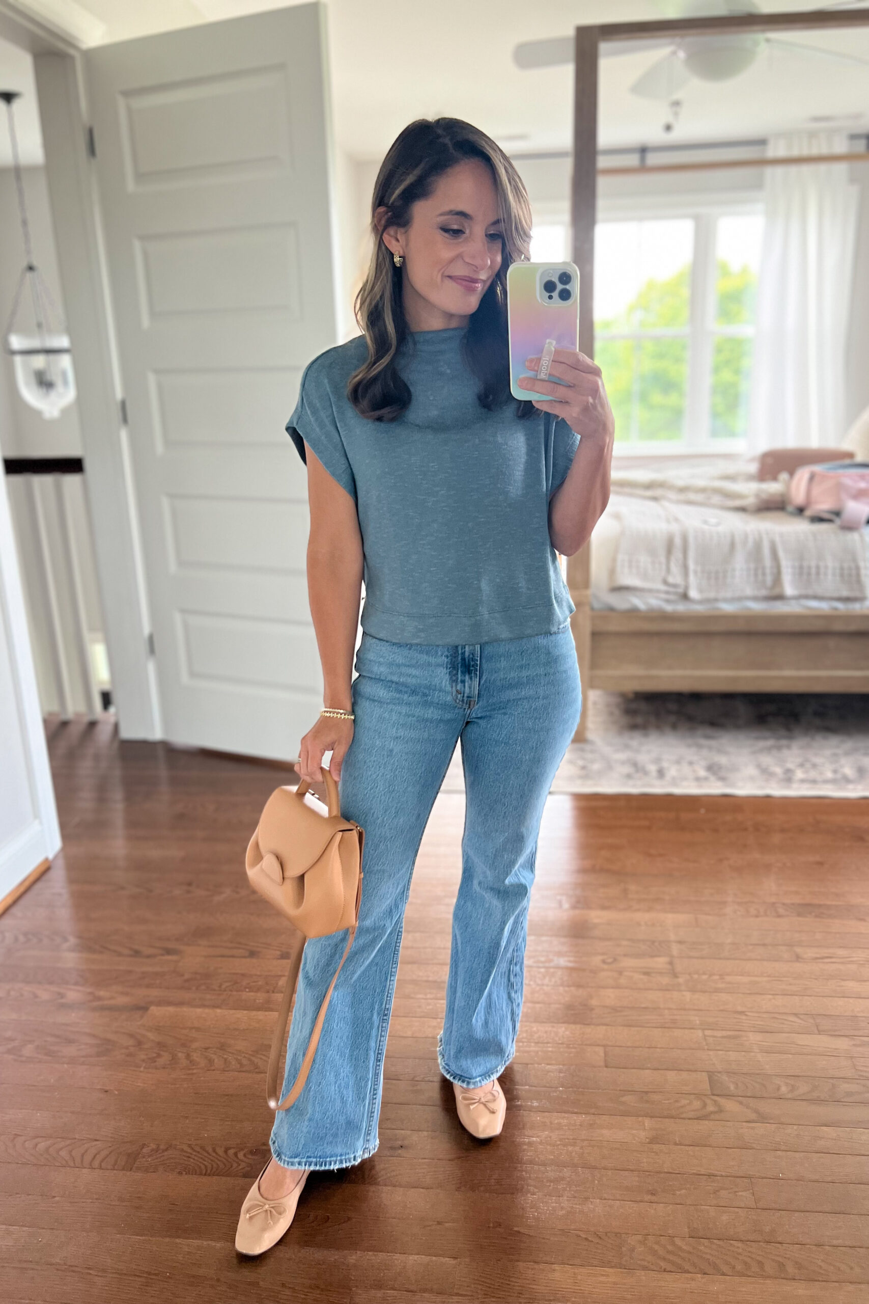 Petite-friendly outfits with flare jeans | outfit ideas with flare jeans | flare jeans with flats 