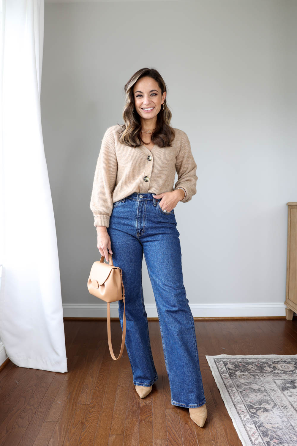 Petite-friendly ways to wear wide-leg jeans via pumps and push-ups blog | petite friendly wide-leg jeans | no hem jeans for petites 