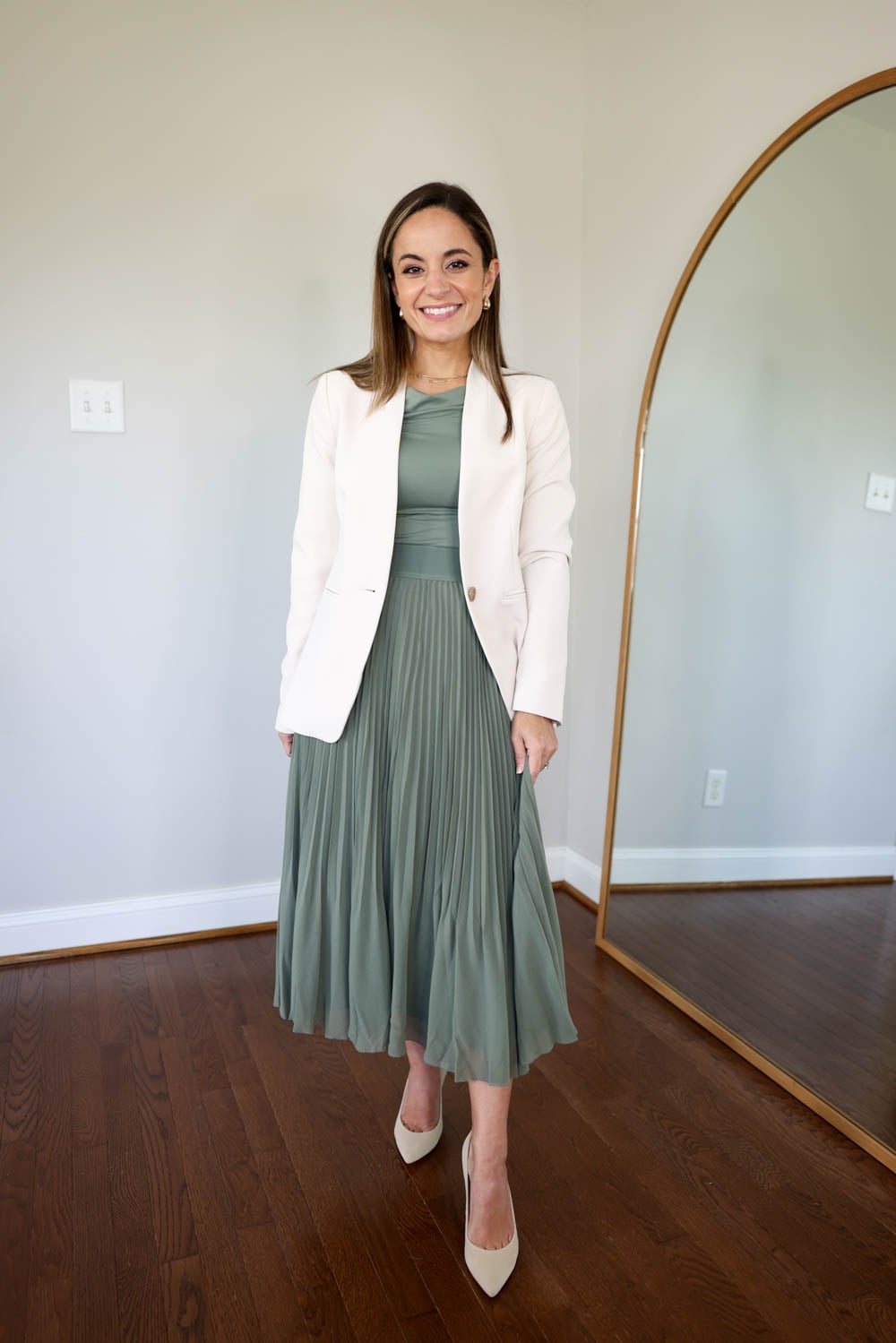 neutral-outfits-for-work-pumps-push-ups
