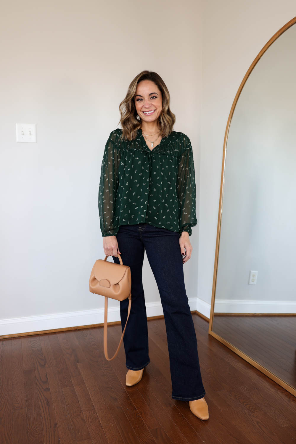 Petite-friendly casual outfits for thanksgiving | fall outfits with jeans | petite fashion 