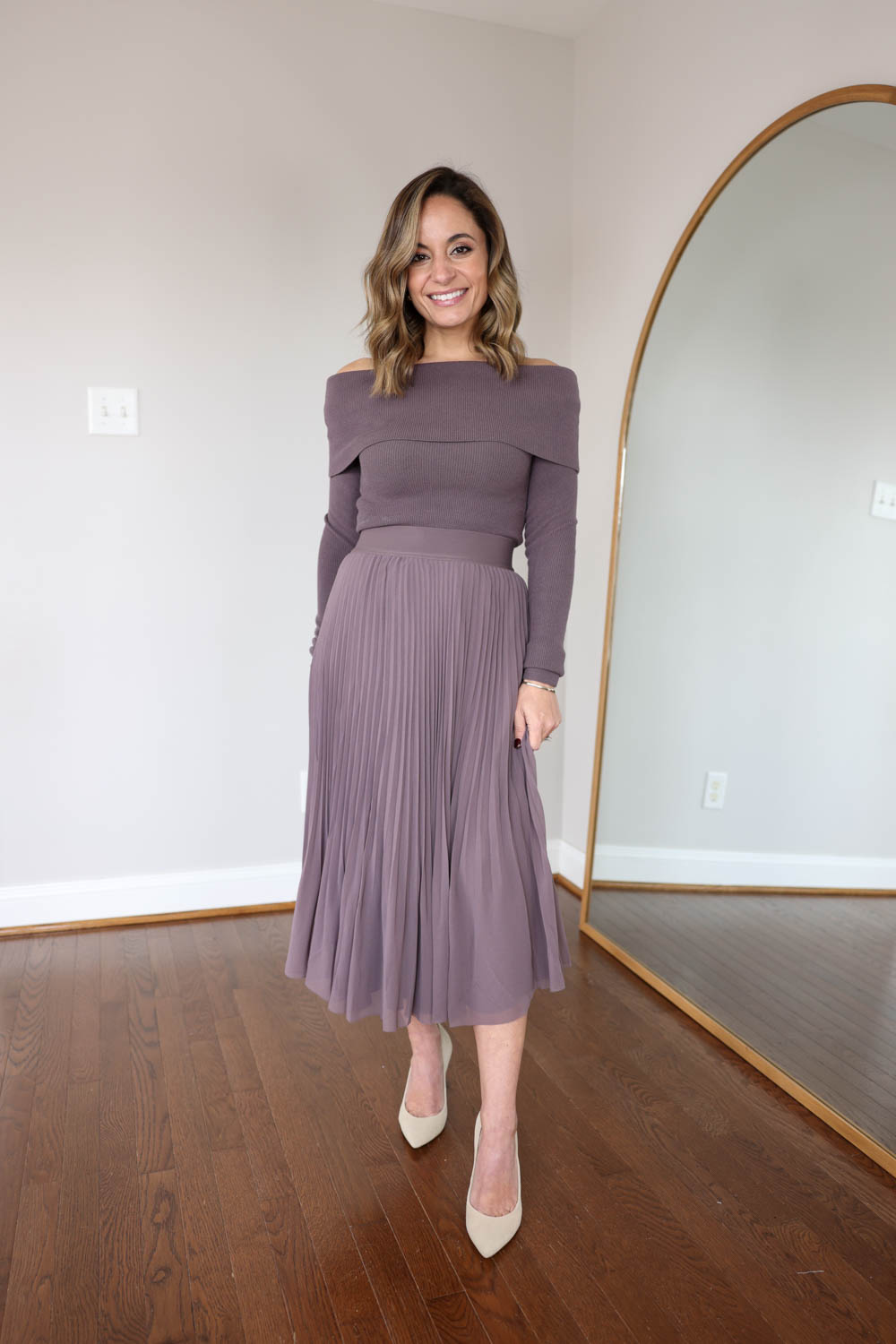 Petite-friendly party outfits via pumps and push-ups blog | outfits from Aritzia | aritzia twirl skirt | petite style | petite fashion 