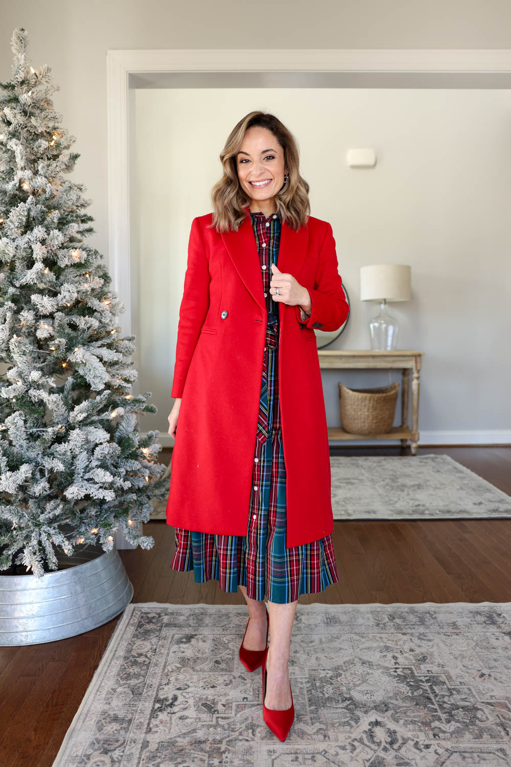 Petite-friendly outfits for holiday family photos | holiday dresses for petites | petite fashion | holiday outfits 