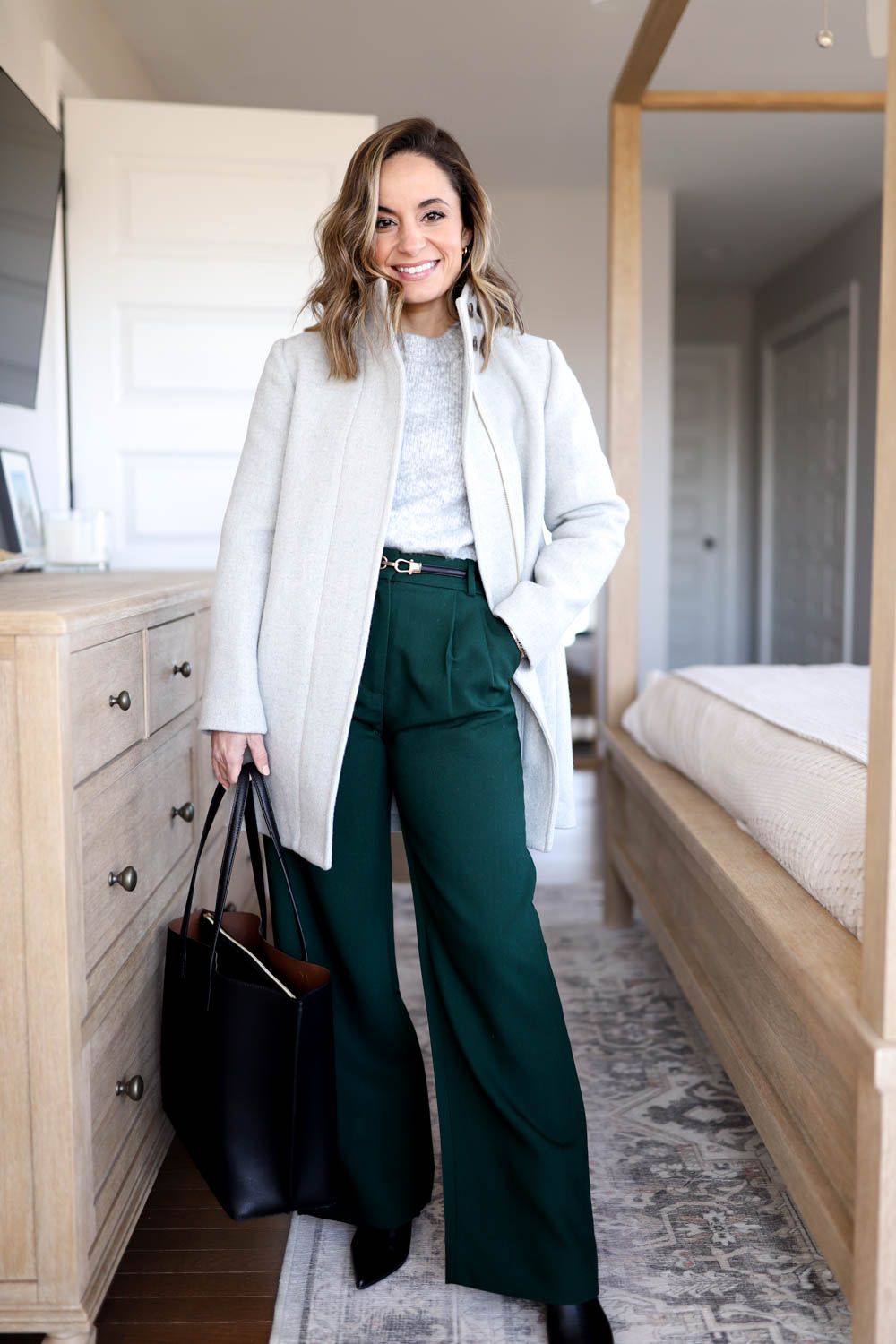 Color combinations with dark green pants for work via pumps and push-ups blog | gray and green outfit for work | outfits for work | what colors go with dark green pants | dark green wide leg pants | wide leg pants outfits