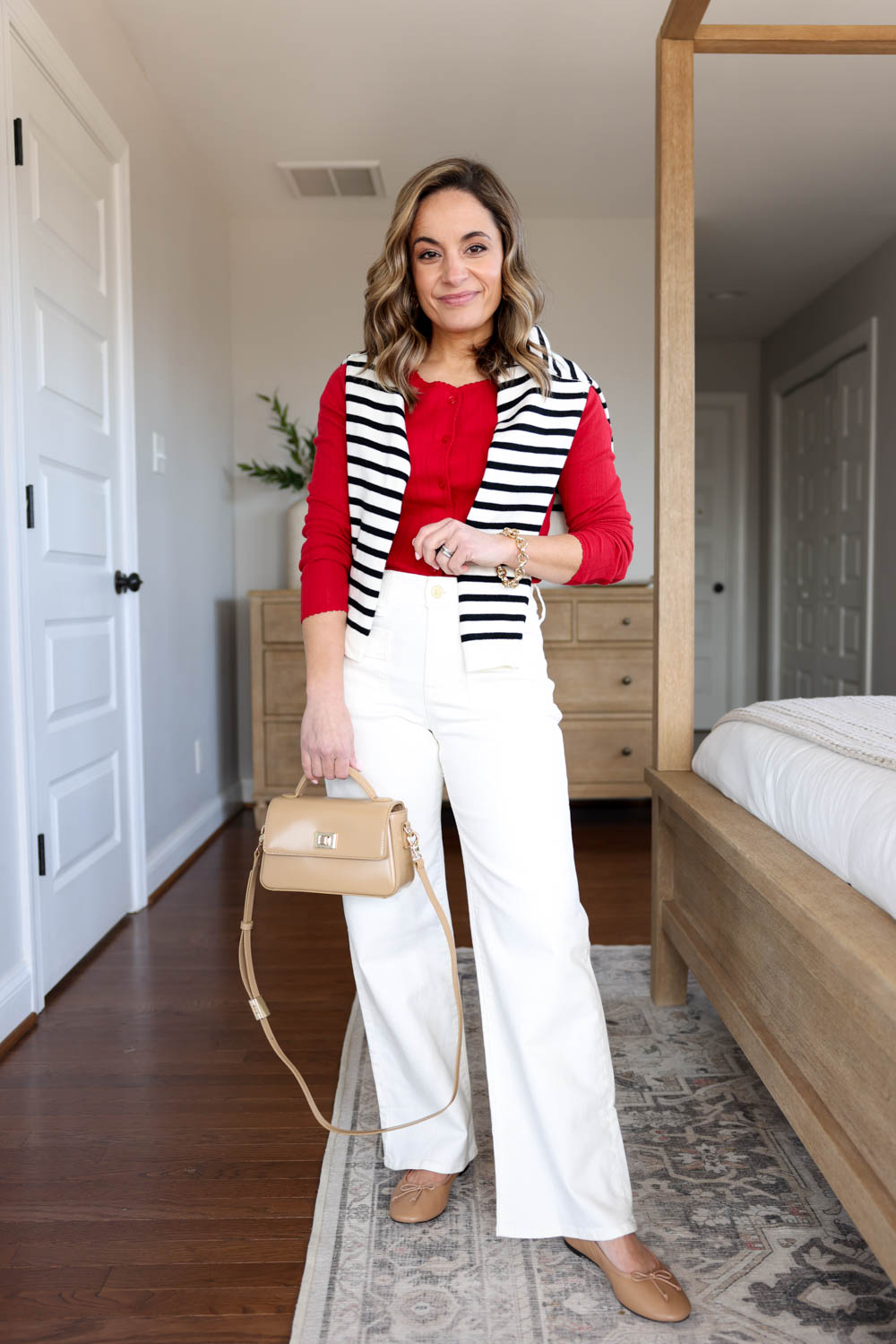 Petite-friendly early spring outfits | white jeans outfits | petite fashion | casual outfits for work | petite style 