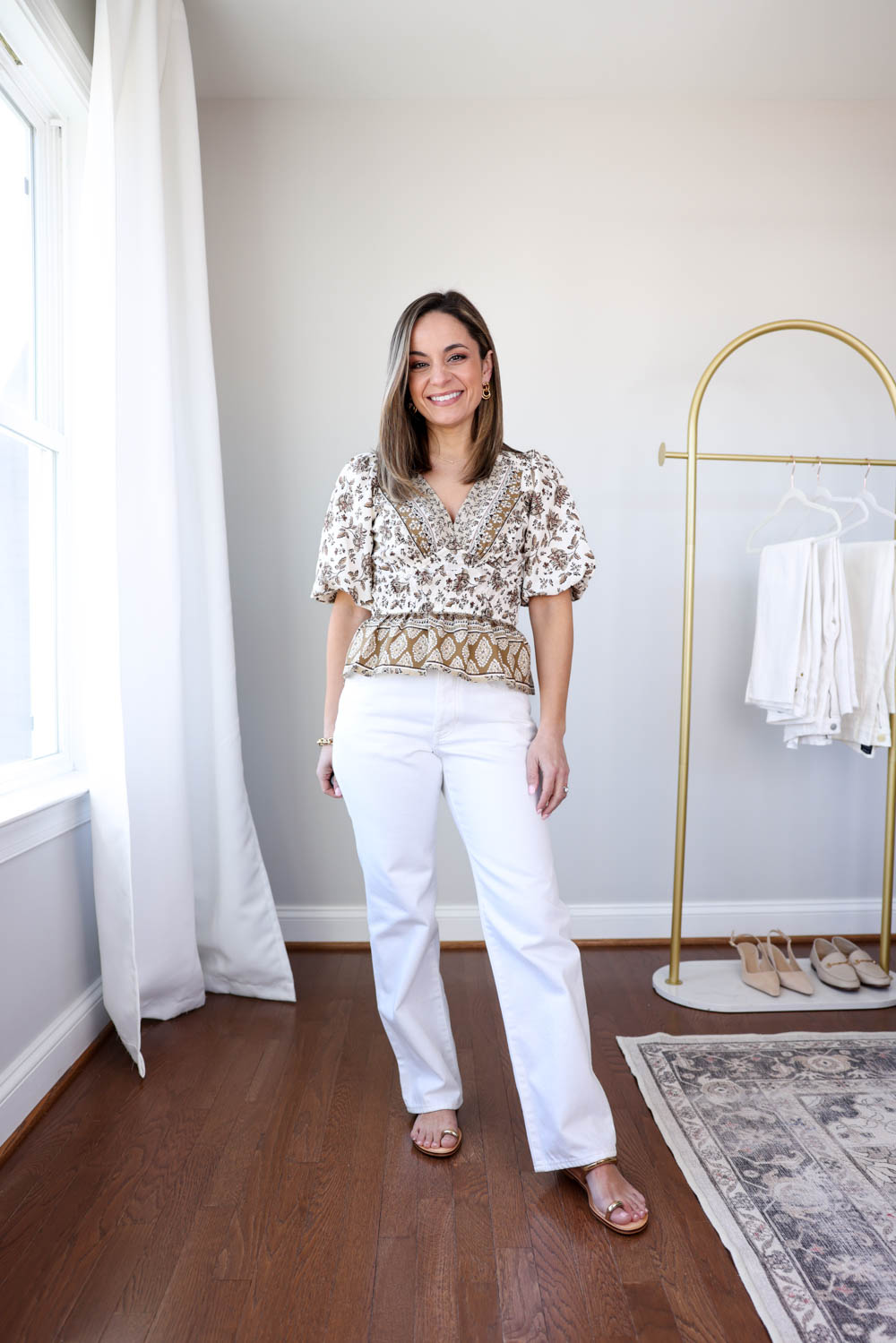 Petite-friendly slouch jeans via pumps and push-ups blog | spring jeans | white jeans | petite fashion | petite style | spring jeans | no hem jeans for petites 