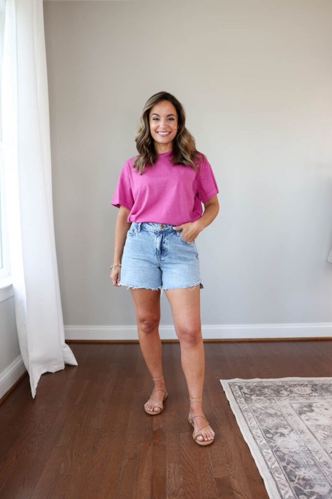 Petite style blogger Brooke of Pumps and Push-Ups wearing a vintage cotton t-shirt from Old Navy | petite-friendly cotton t-shirts | petite-friendly basic t-shirts