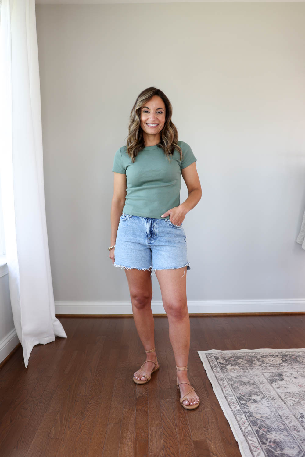 Petite style blogger Brooke of Pumps and Push-Ups wearing a petite-friendly t-shirt from Old Navy | petite-friendly t-shirts | cropped t-shirts for petites