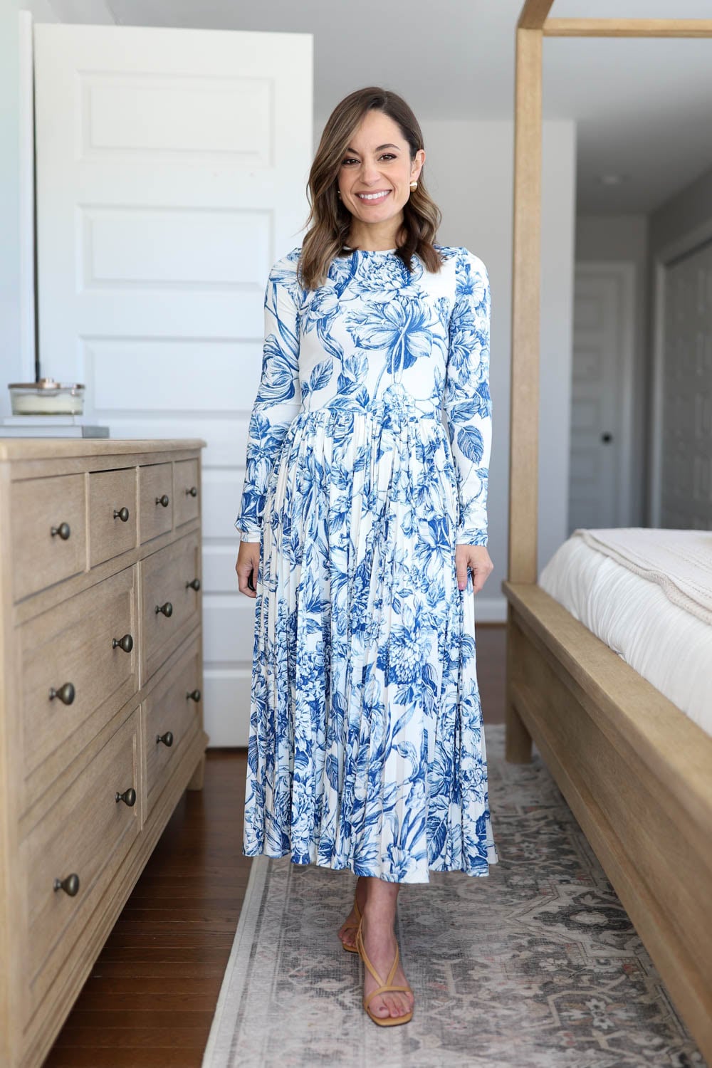 Petite-friendly spring dresses | spring dresses with sleeves | petite fashion | blue and white dresses 