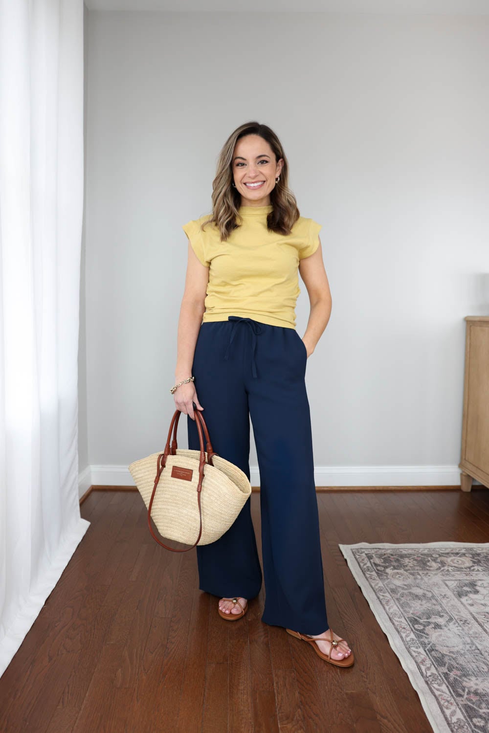 Petite-friendl outfit idea for spring and summer with Aritzia Lodge pants | Lodge pants on a petite frame 
