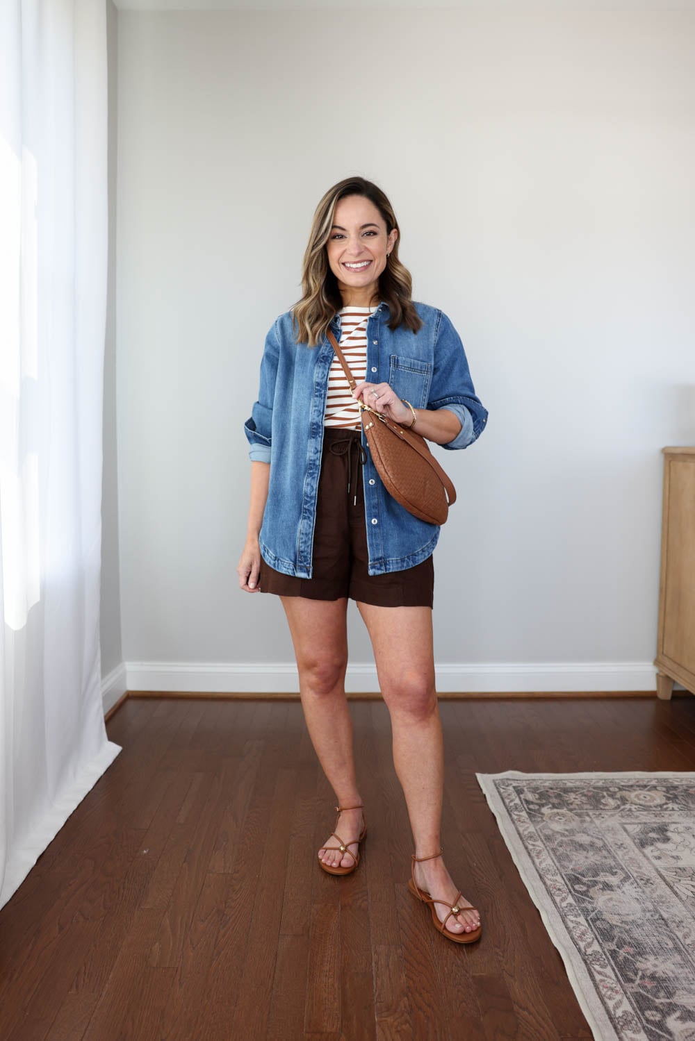Petite-friendly capsule wardrobe with 11 items and 20 outfits with activewear bottoms | summer outfit with brown linen shorts | petite-friendly summer outfits