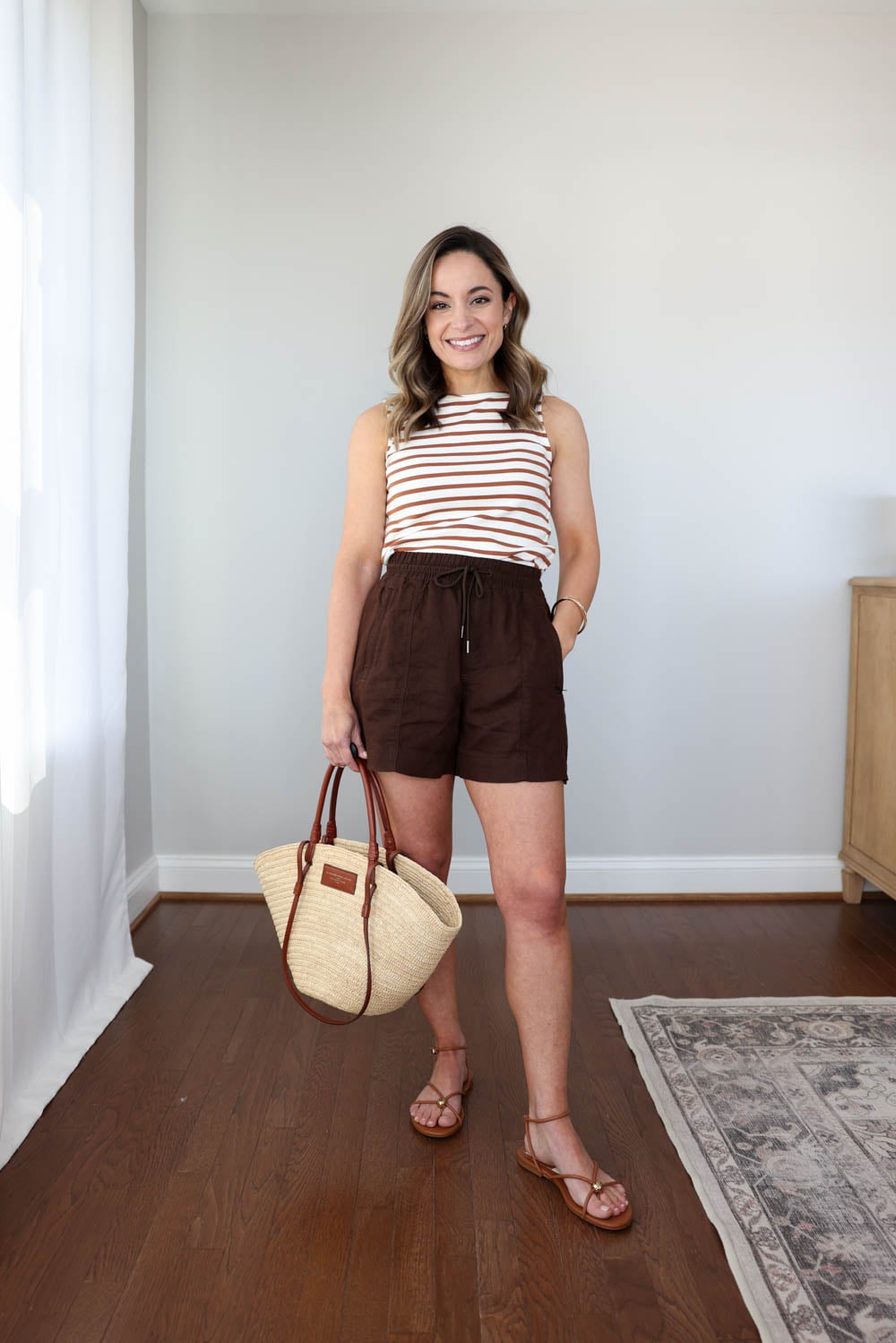 Petite-friendly capsule wardrobe with 11 items and 20 outfits with activewear bottoms | summer outfit with brown linen shorts | petite-friendly summer outfits