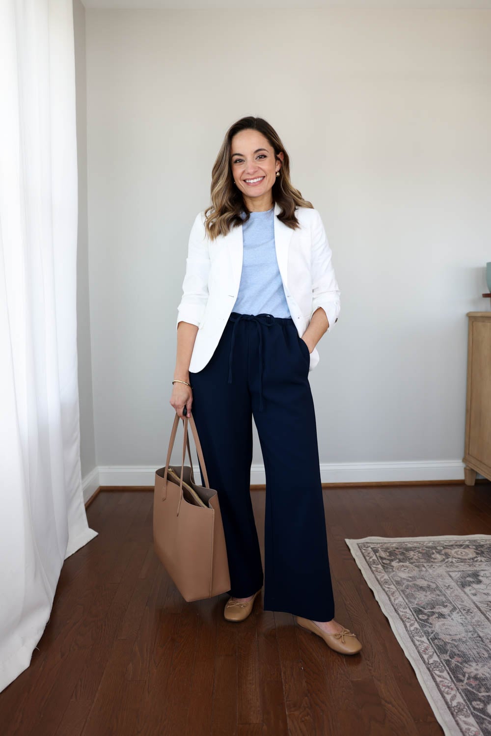 Casual outfit for work with wide leg pull on pants and a linen blazer | petite-friendly outfit idea for work | petite fashion | crepe pants 