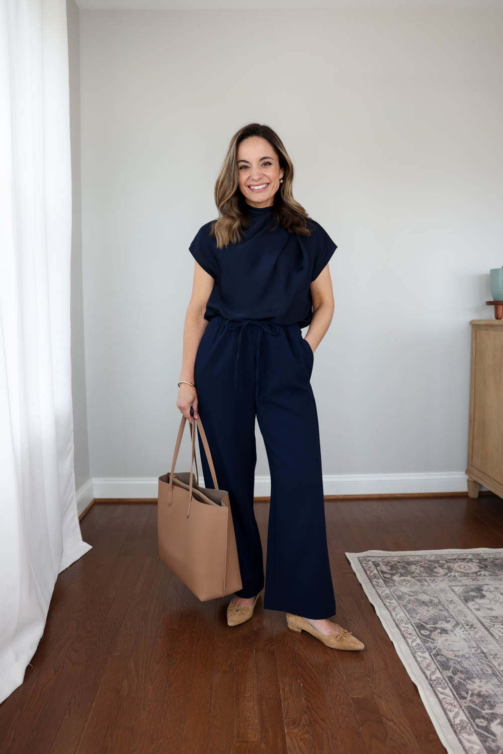 Petite-friendly outfit idea for work with crepe pull-on pants | lodge pants alternatives | petite-friendly pants | crepe pants for petites 