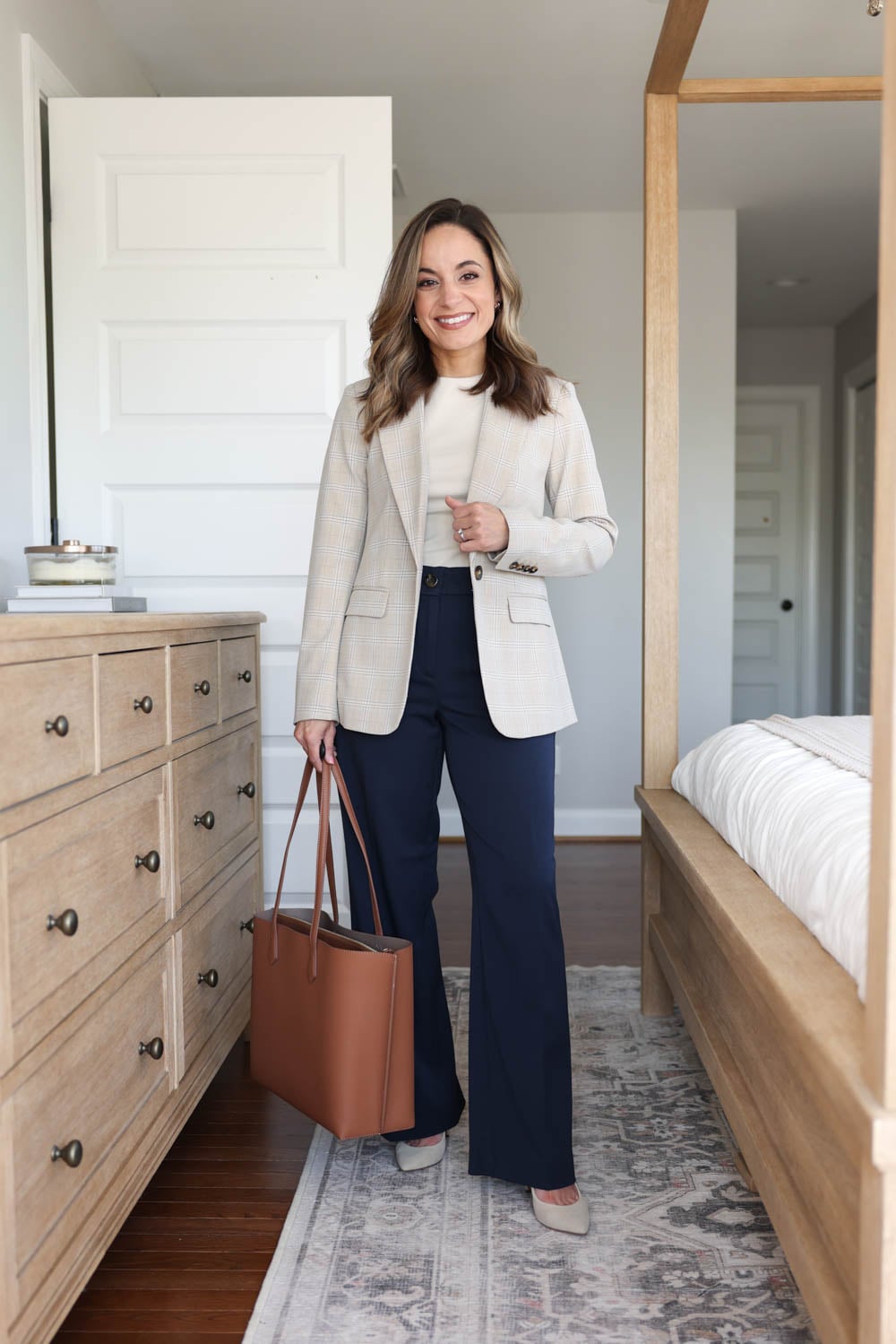 Petite-friendly outfits for work with navy pants via pumps and push-ups blog | outfit ideas for work for petites | spring and summer outfits for work 