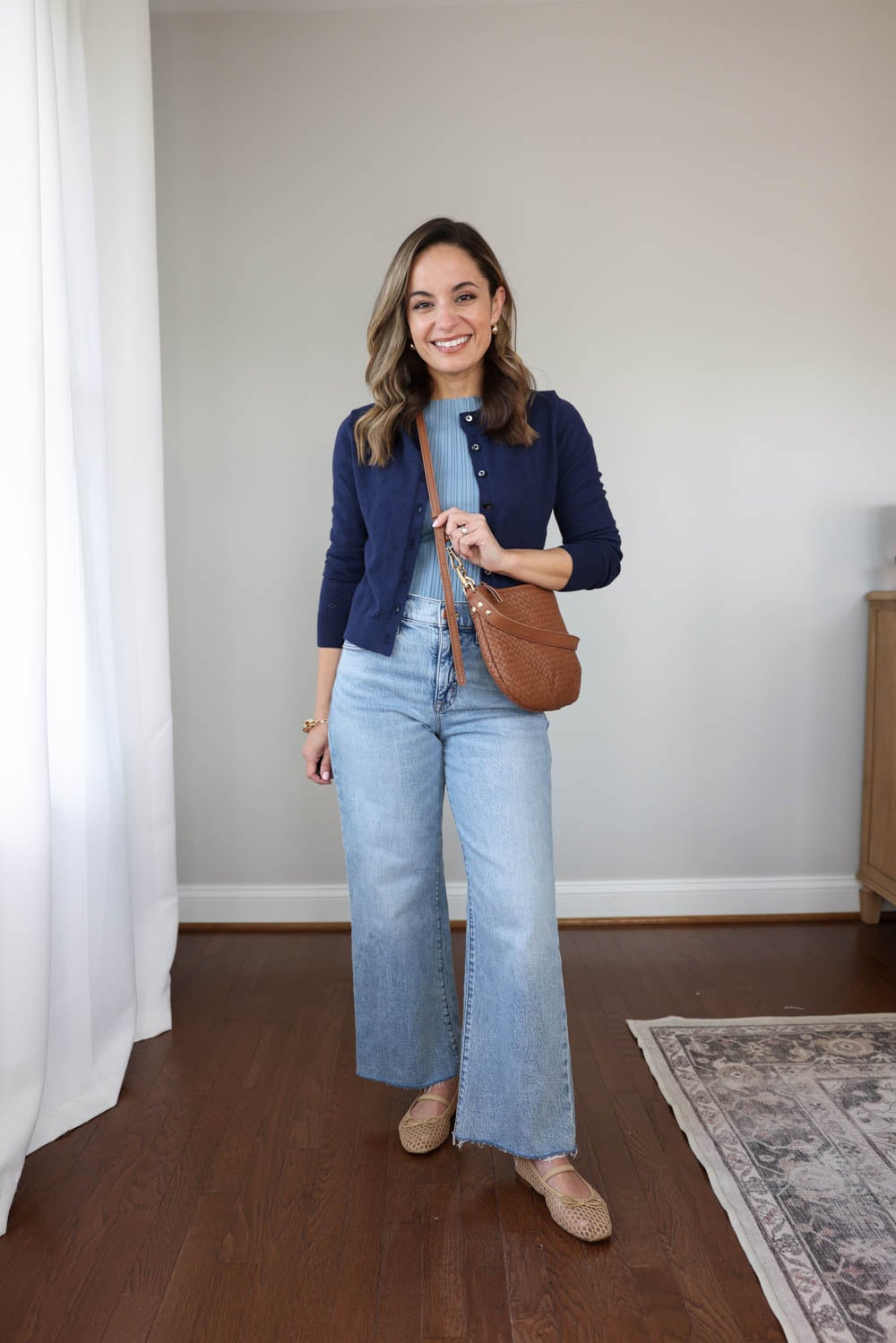 Petite-friendly spring outfits with light wash jeans and a navy cardigan | mini capsule wardrobe for spring to summer 