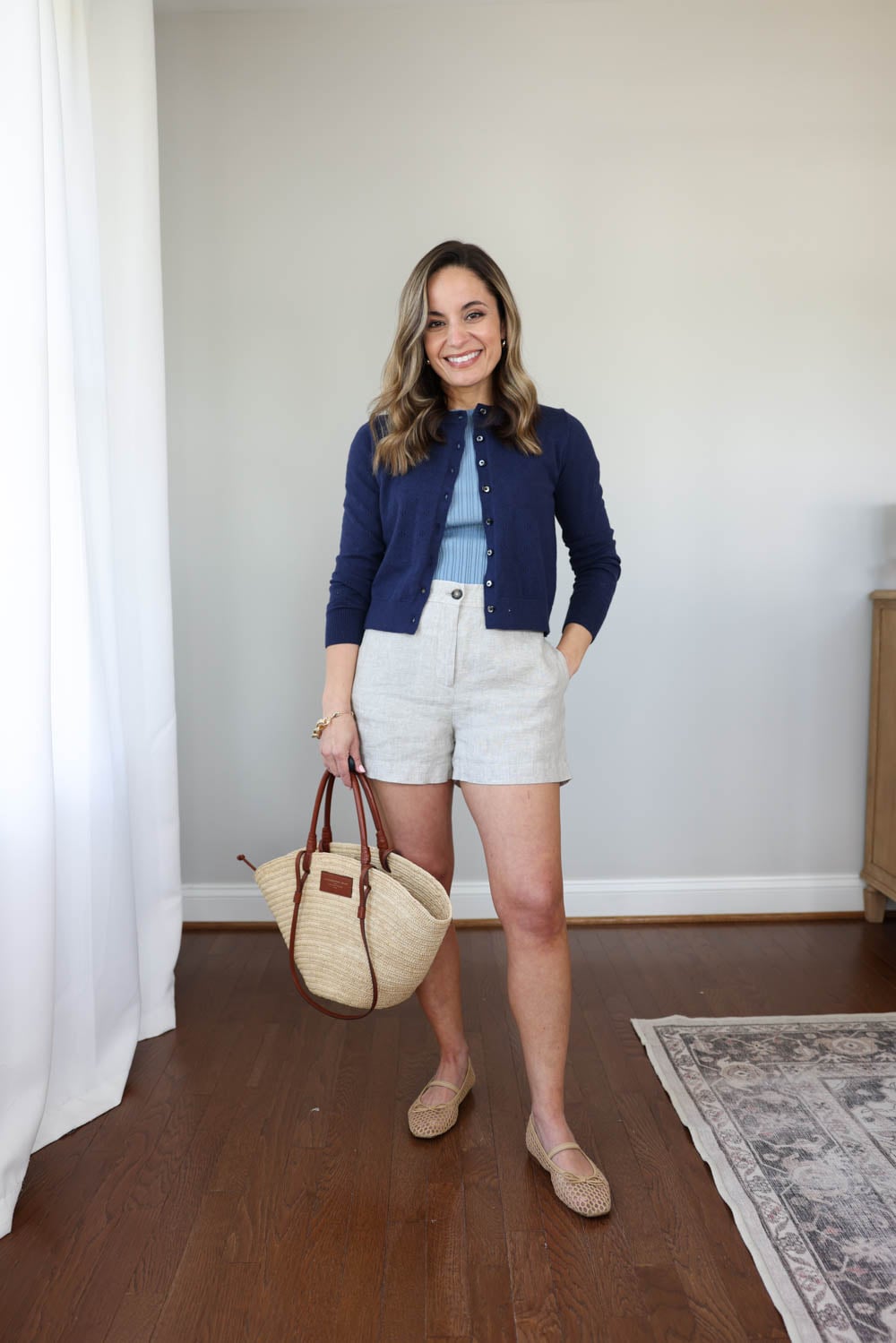 Petite-friendly mini capsule wardrobe | 10 items 15 + outfits