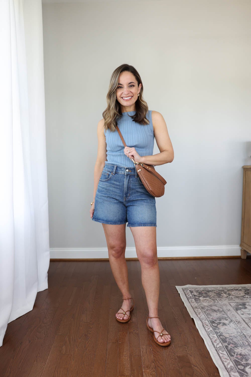 Petite-friendly mini capsule wardrobe | 10 items 15 + outfits