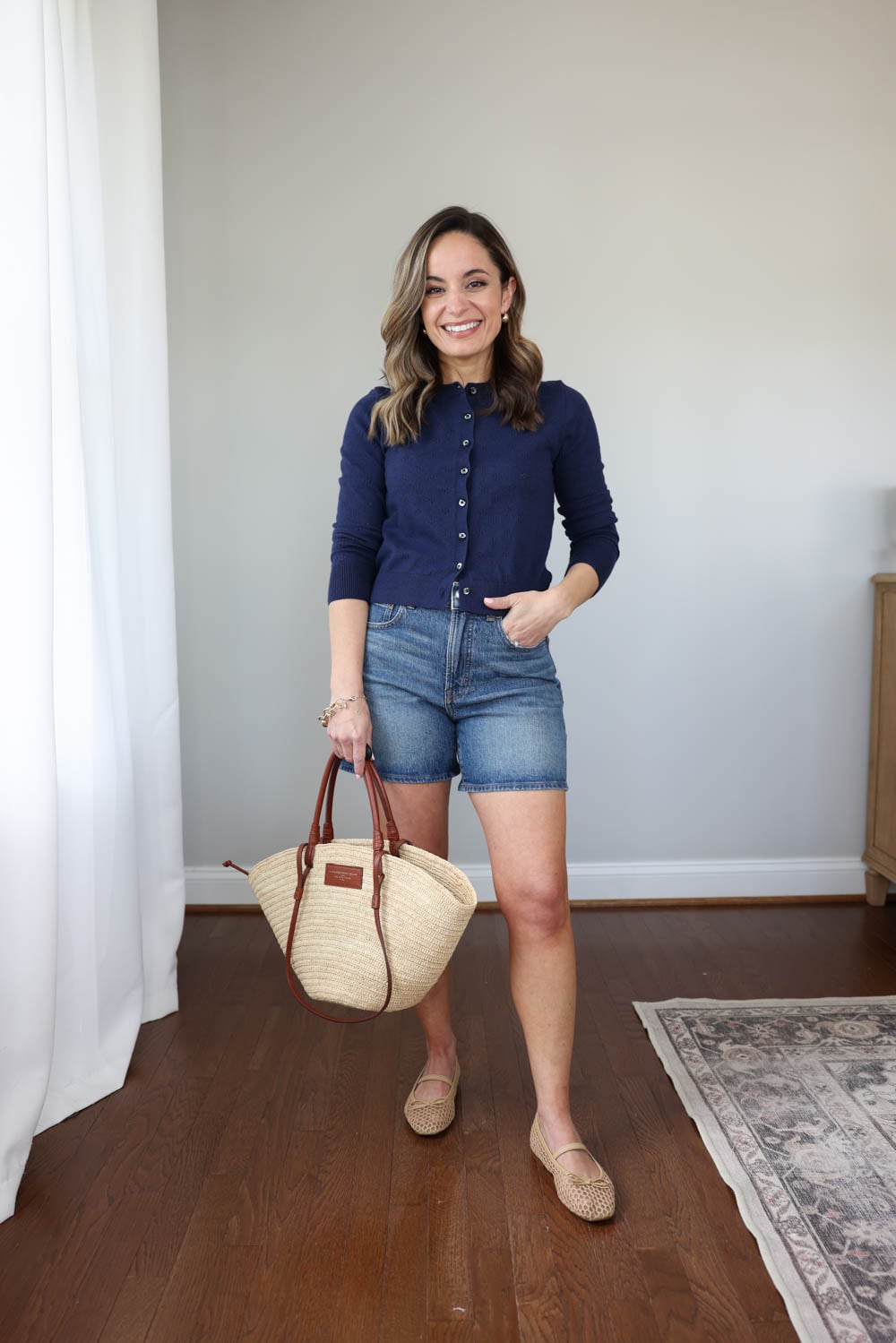 Petite-friendly mini capsule wardrobe | 10 items 15 + outfits