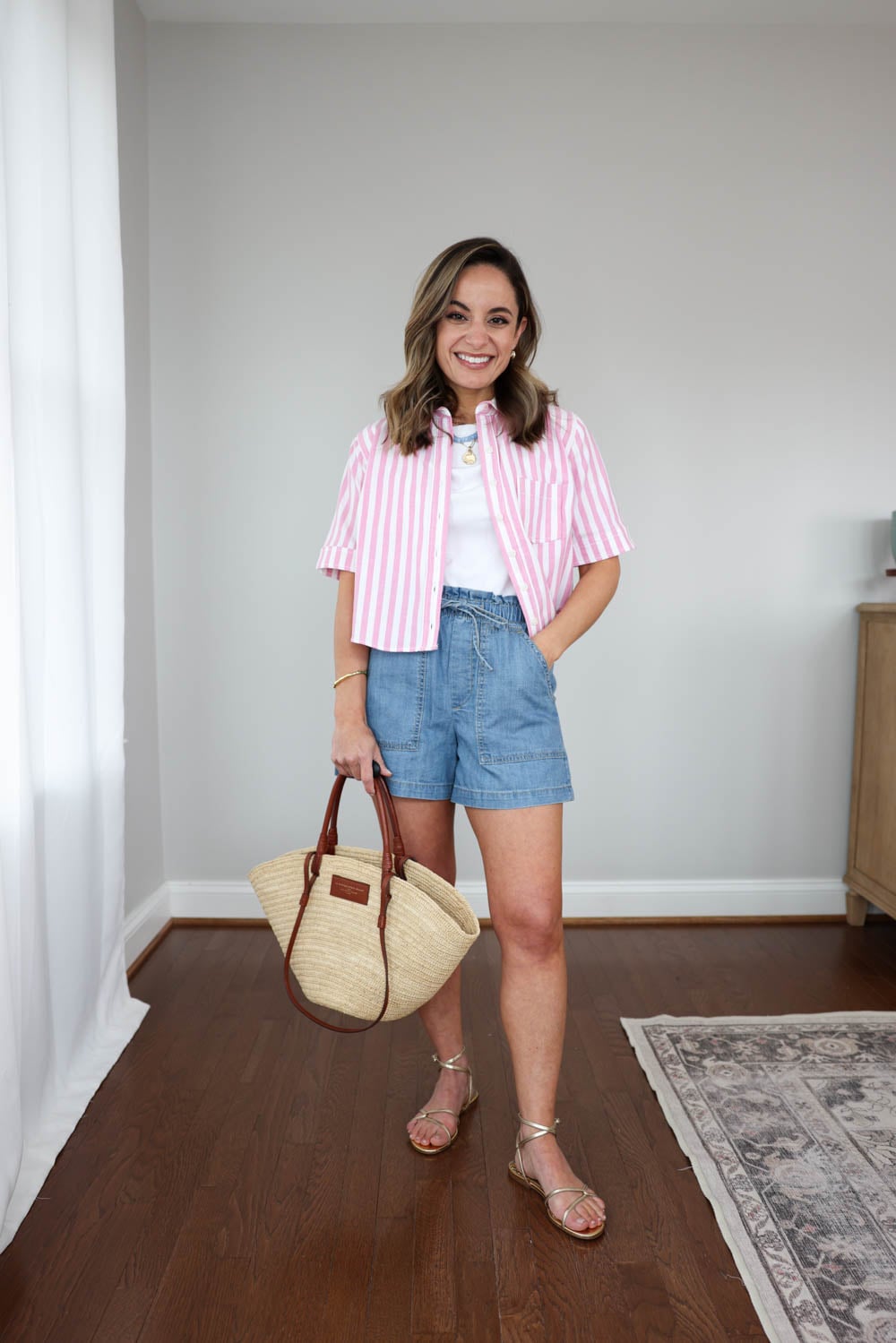 A petite-friendly mini capsule wardrobe for summer with 10 items and 15 outfits | 10 items 15 summer outfits 