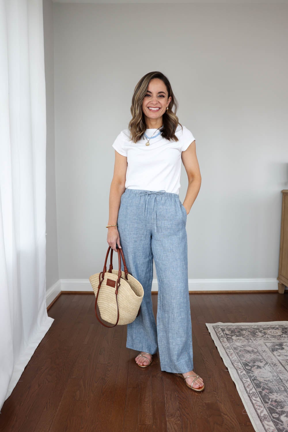 A petite-friendly mini capsule wardrobe for summer with 10 items and 15 outfits | 10 items 15 summer outfits 