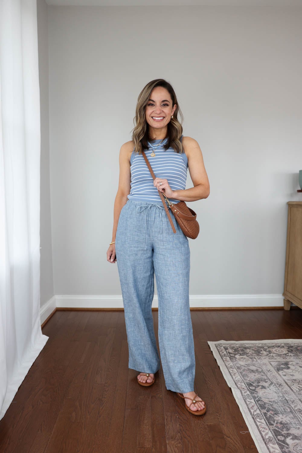 A petite-friendly mini capsule wardrobe for summer with 10 items and 15 outfits | 10 items 15 summer outfits 