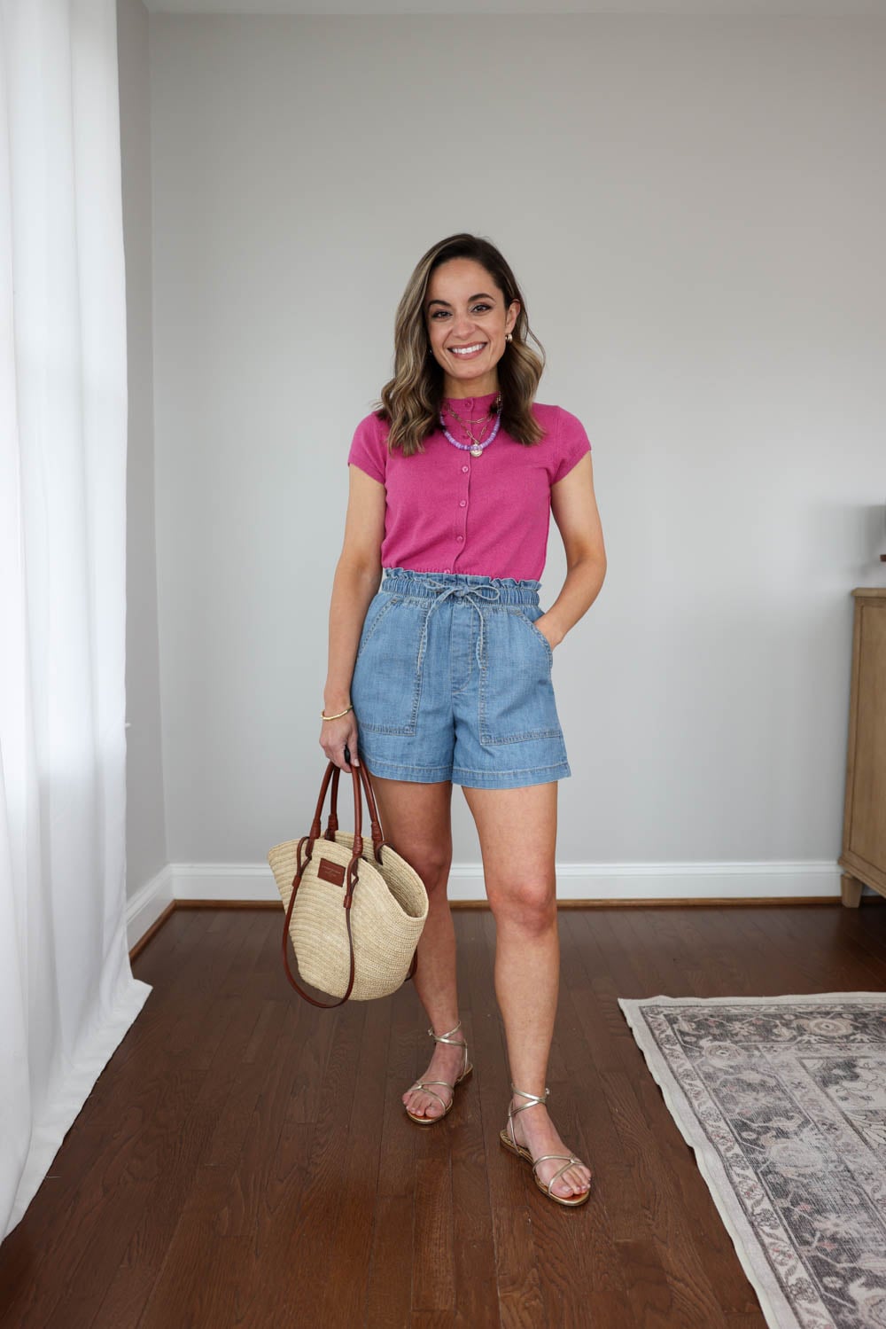 A petite-friendly mini capsule wardrobe for summer with 10 items and 15 outfits | 10 items 15 summer outfits 