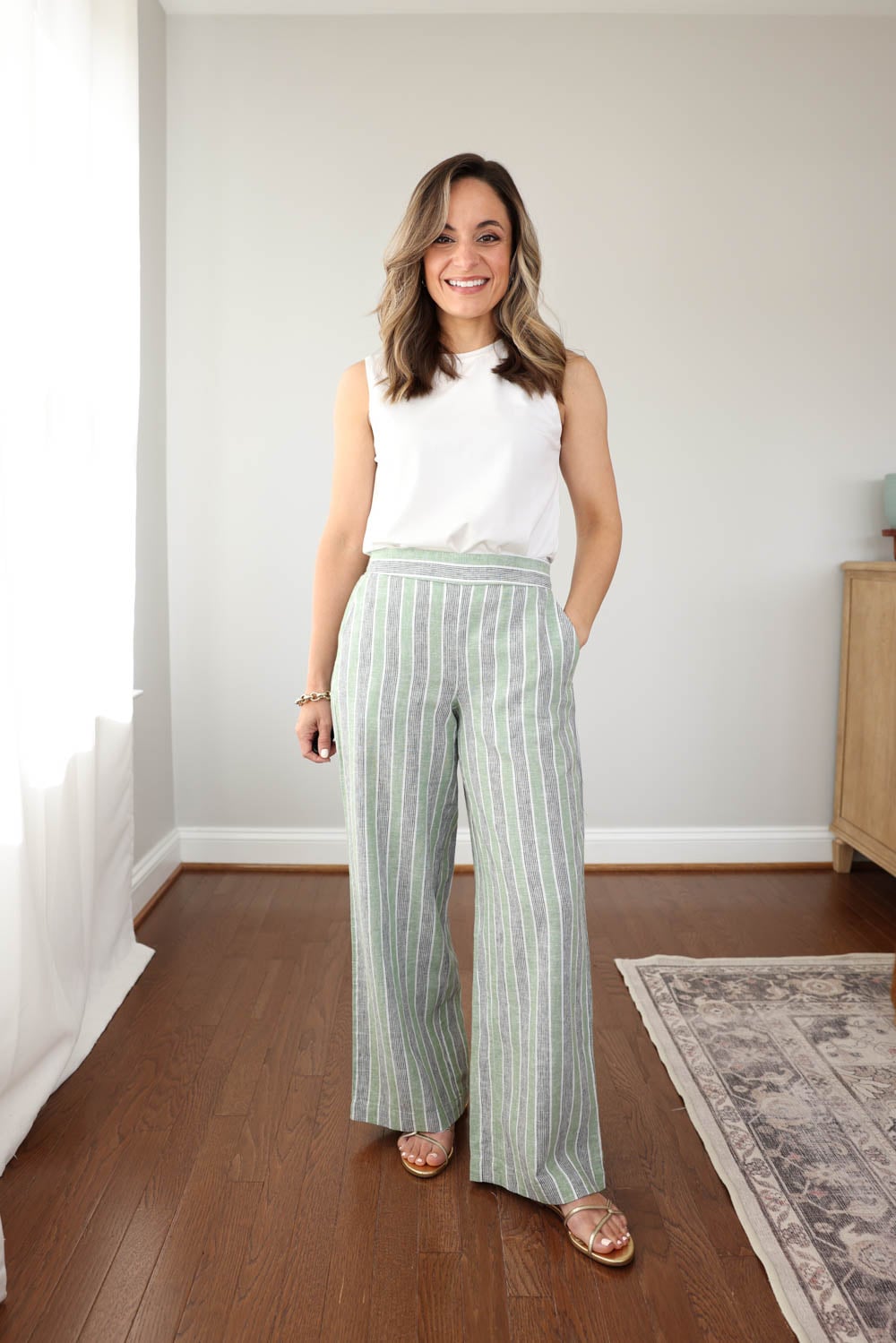 Brooke of Pumps and Push-Ups wearing LOFT pull-on cotton linen wide-leg pants for petites with a high rise and 27.5-inch inseam styled as a casual summer outfit with flats.