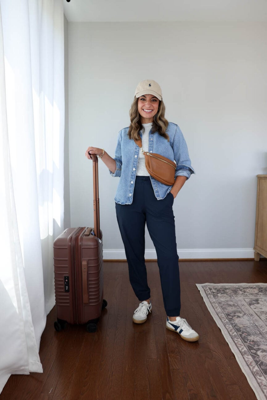 Summer travel outfit idea for petites | joggers outfits | petite-friendly summer travel outfits