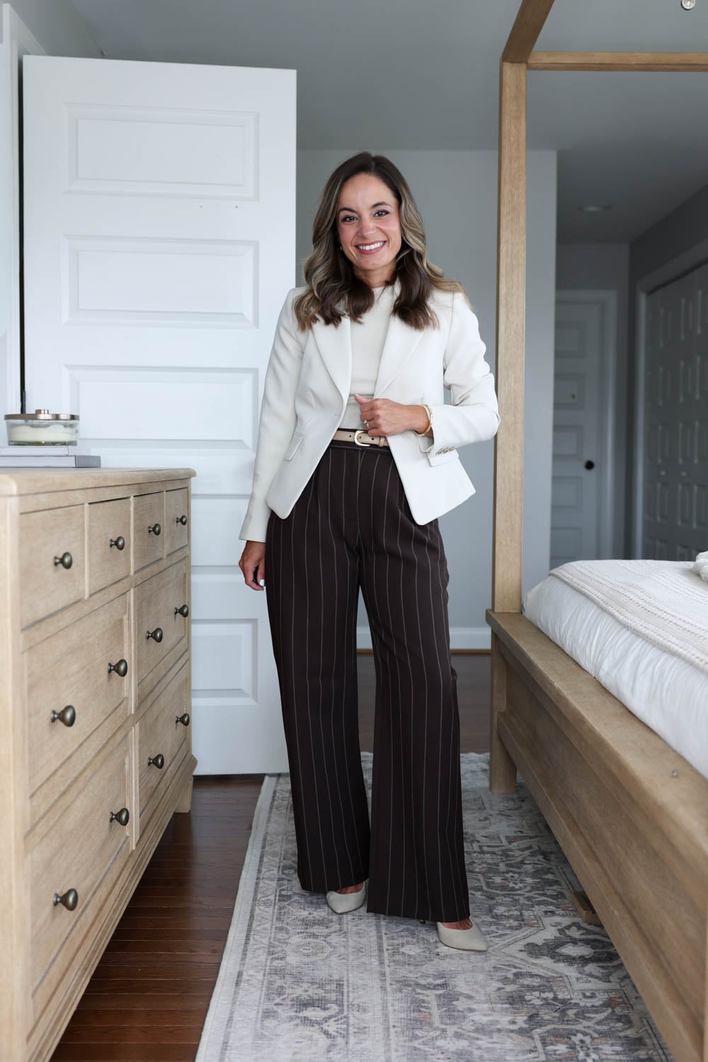 Color pairing with chocolate brown trousers | petite-friendly outfits with wide leg trousers | business casual outfits for work | taupe and chocolate brown outfit idea 