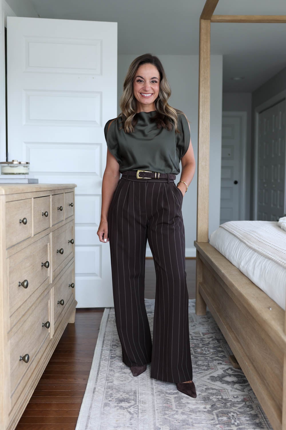 Color pairing with chocolate brown trousers | petite-friendly outfits with wide leg trousers | business casual outfits for work | olive green and chocolate brown outfit idea 
